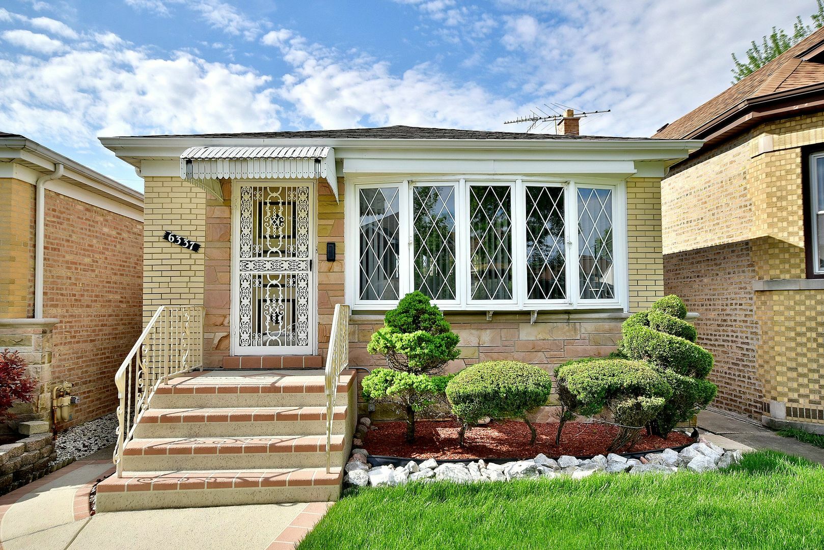Property Photo: 6337 Grace Street IL 60634