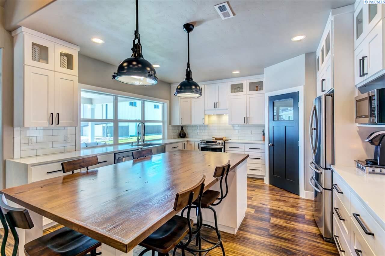 Property Photo: 3101 Clark Court WA 99353