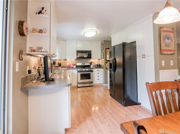 Property Photo:  851 E Douglas Ave  WA 98229 