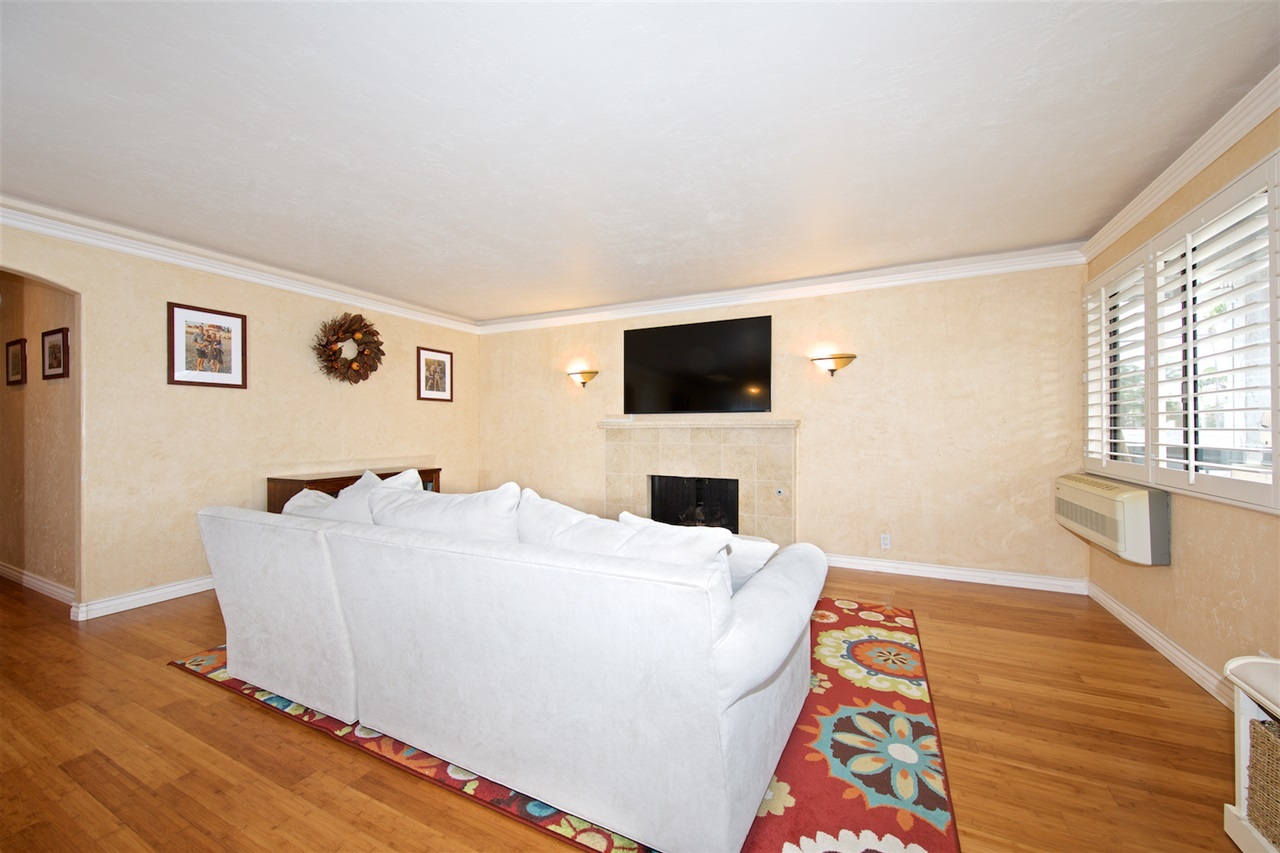 Property Photo:  922 E Ave  CA 92118 