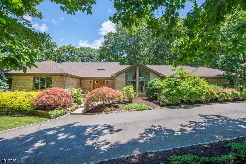 Property Photo:  25 Shady Brook Ct  NJ 07069 