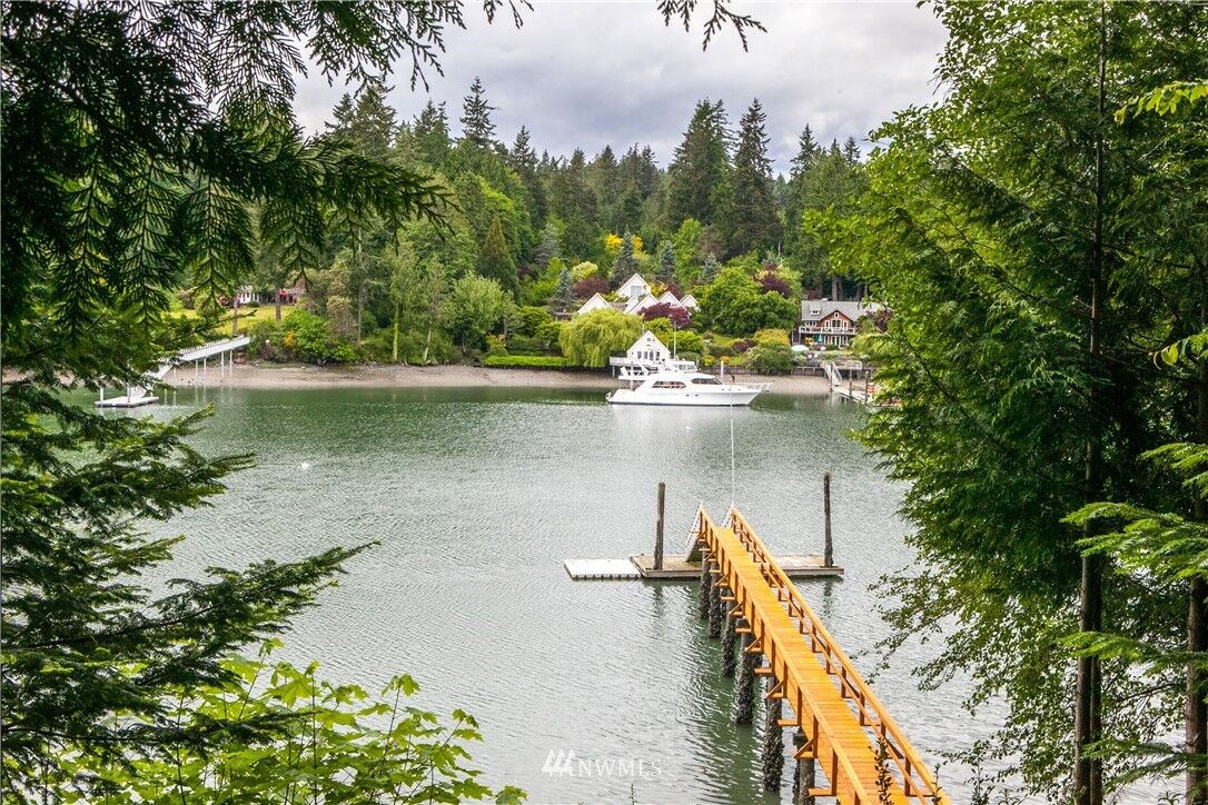 Property Photo: 8100 NE Hidden Cove Road WA 98110