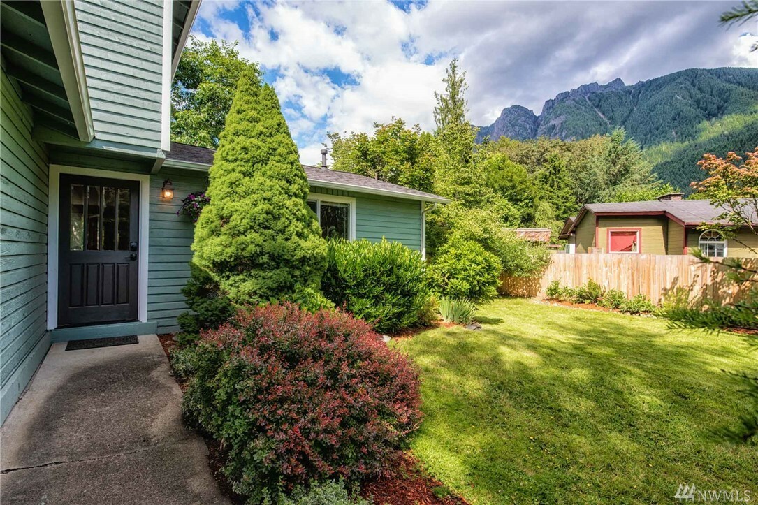 Property Photo:  700 NE 8th St  WA 98045 