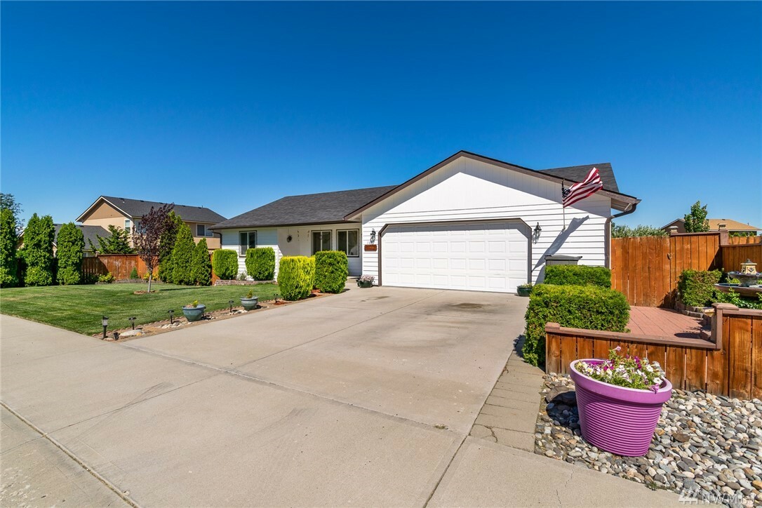 Property Photo: 1497 Trisha Wy WA 98801