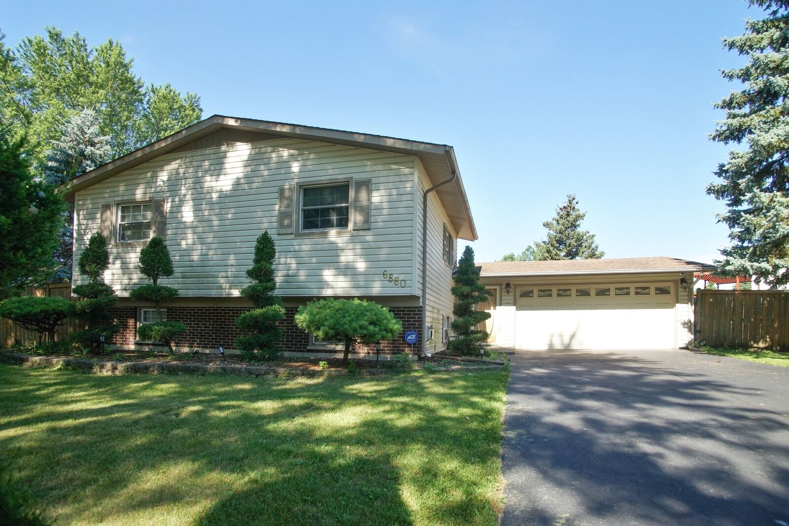 Property Photo: 6880 Longmeadow Lane IL 60133