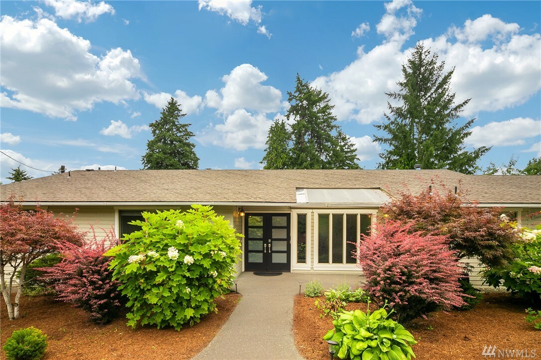 Property Photo:  2601 W Lake Sammamish Pkwy SE  WA 98008 