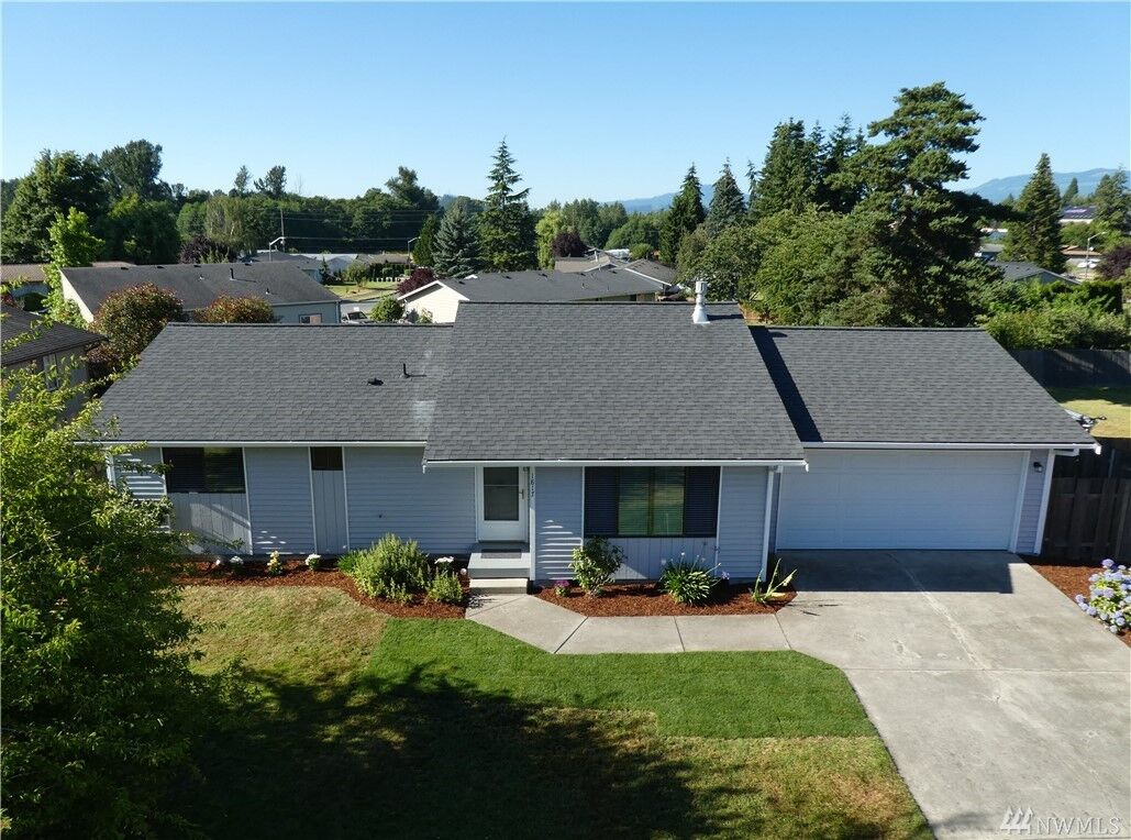 Property Photo:  1817 Sandalwood St  WA 98273 