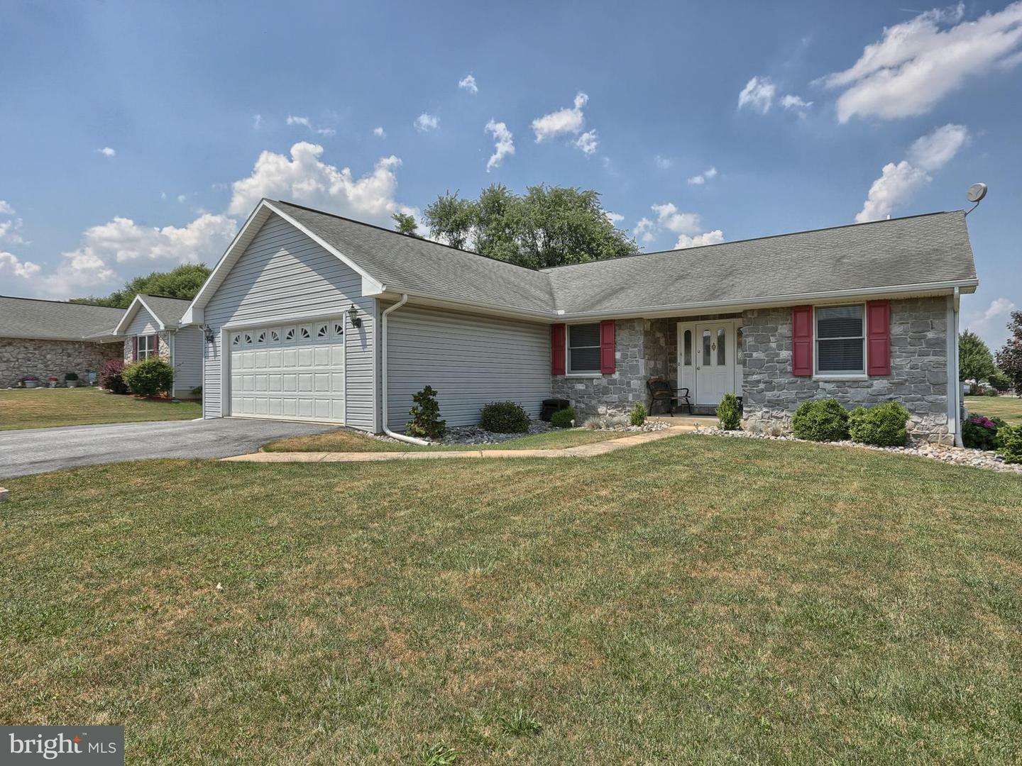 Property Photo: 42 Knight Court PA 17078
