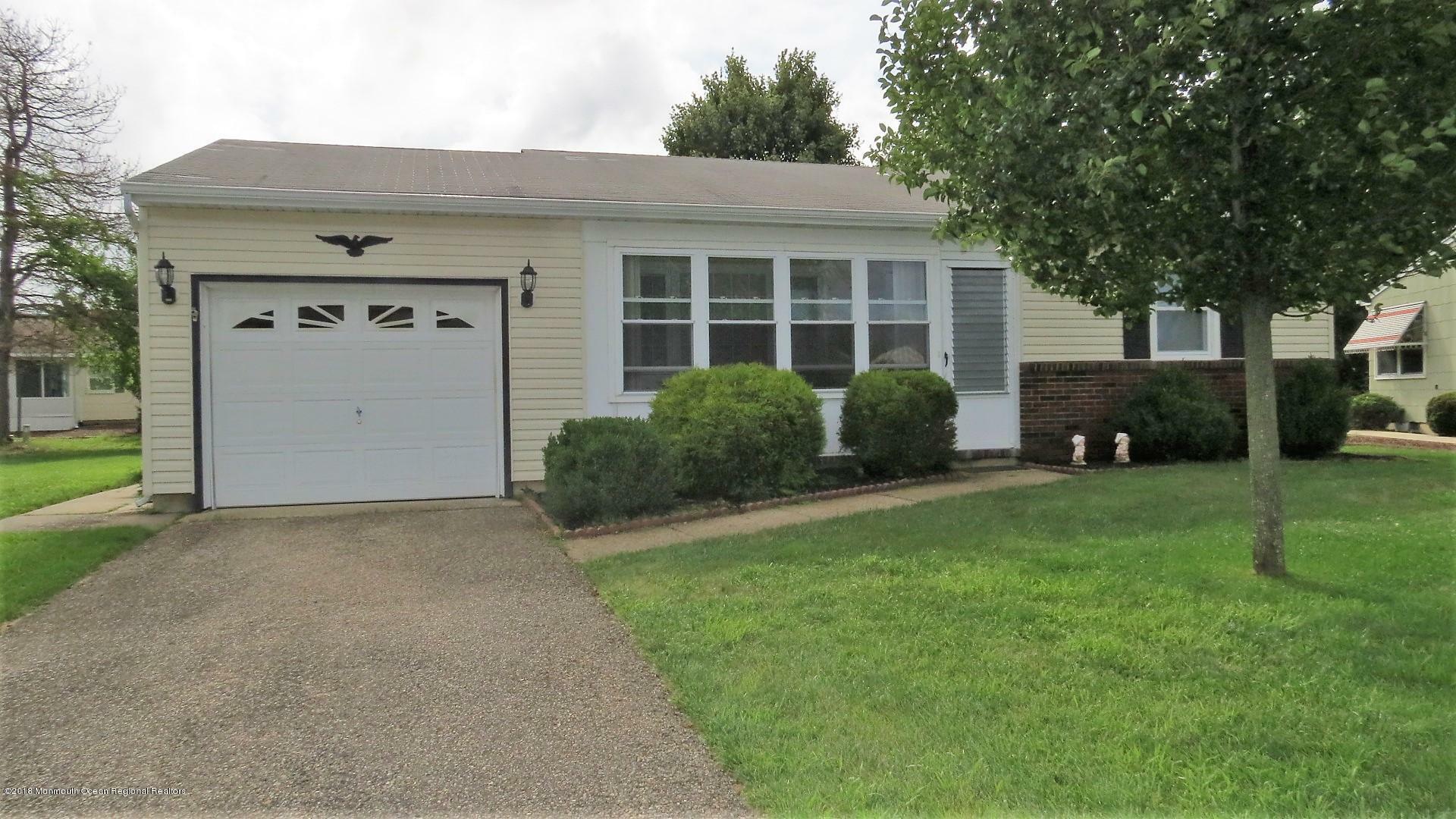 Property Photo:  19 Hampshire Court  NJ 08757 