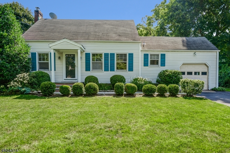 Property Photo:  8 Hillcrest Ave  NJ 07945 