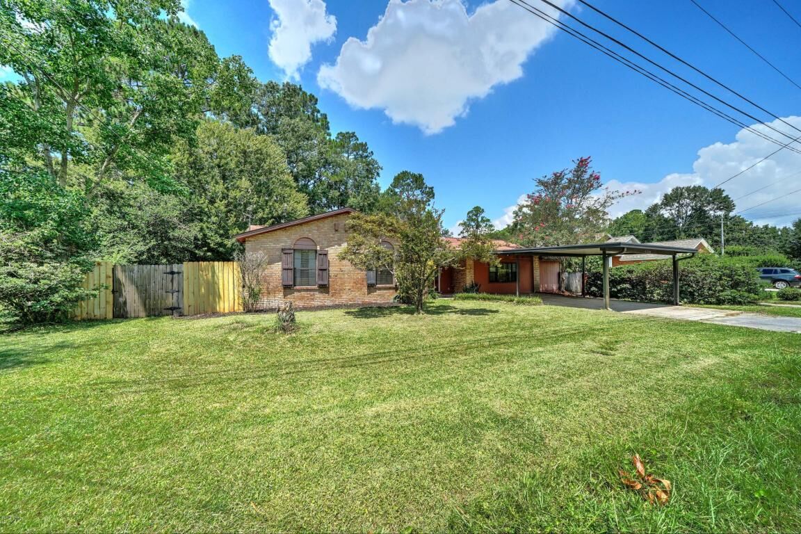 Property Photo: 1208 Texas Avenue FL 32444