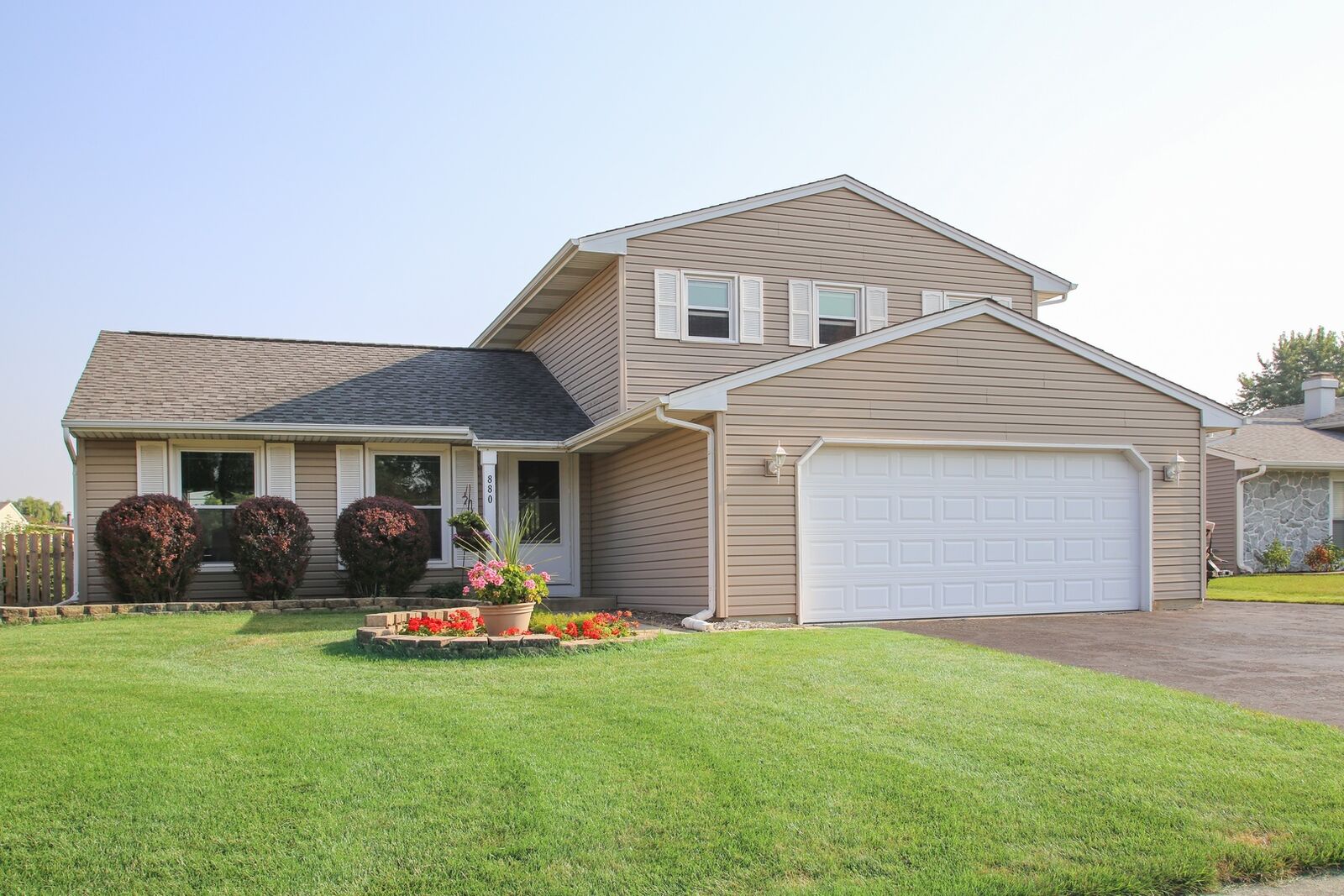 Property Photo:  880 Stonehurst Drive  IL 60172 