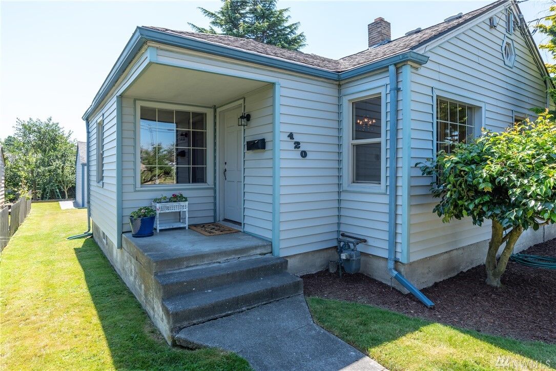 Property Photo:  420 Park St  WA 98273 