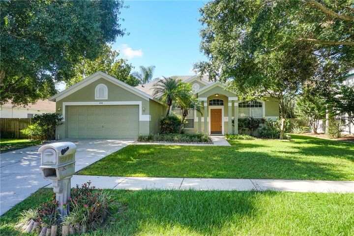 Property Photo: 829 Walsingham Way FL 33594
