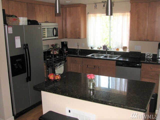 Property Photo: 1272 N 143 St WA 98133