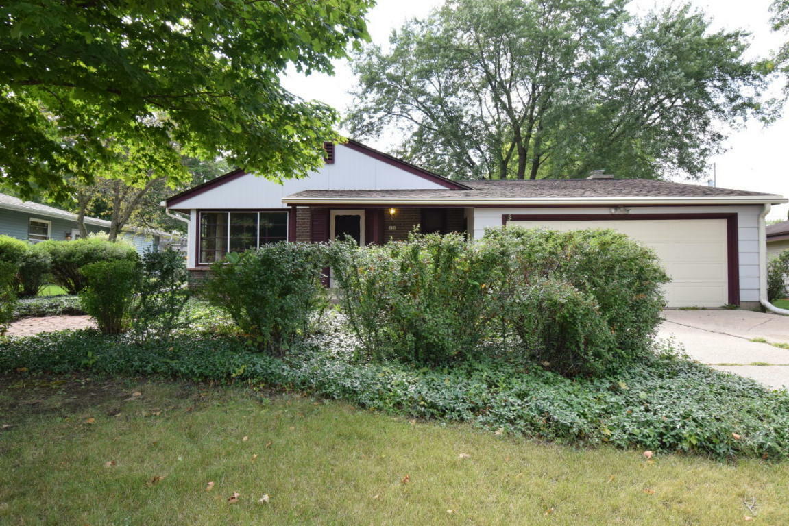 Property Photo:  416 Willow Ln  WI 53172 