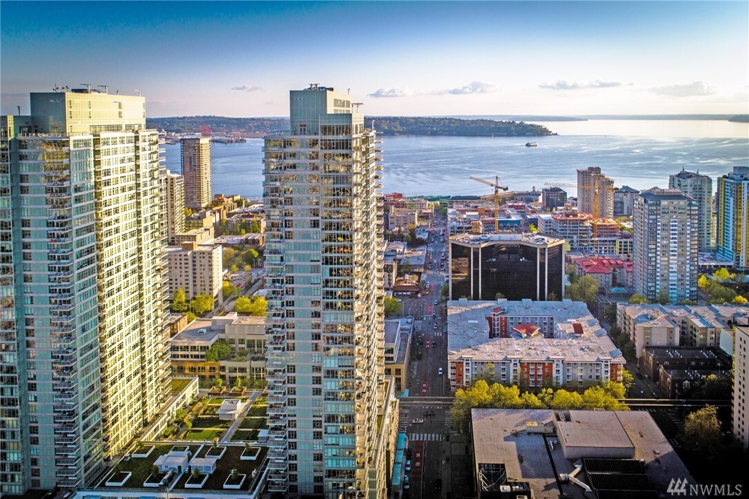 Property Photo: 583 Battery Street 2703N WA 98121
