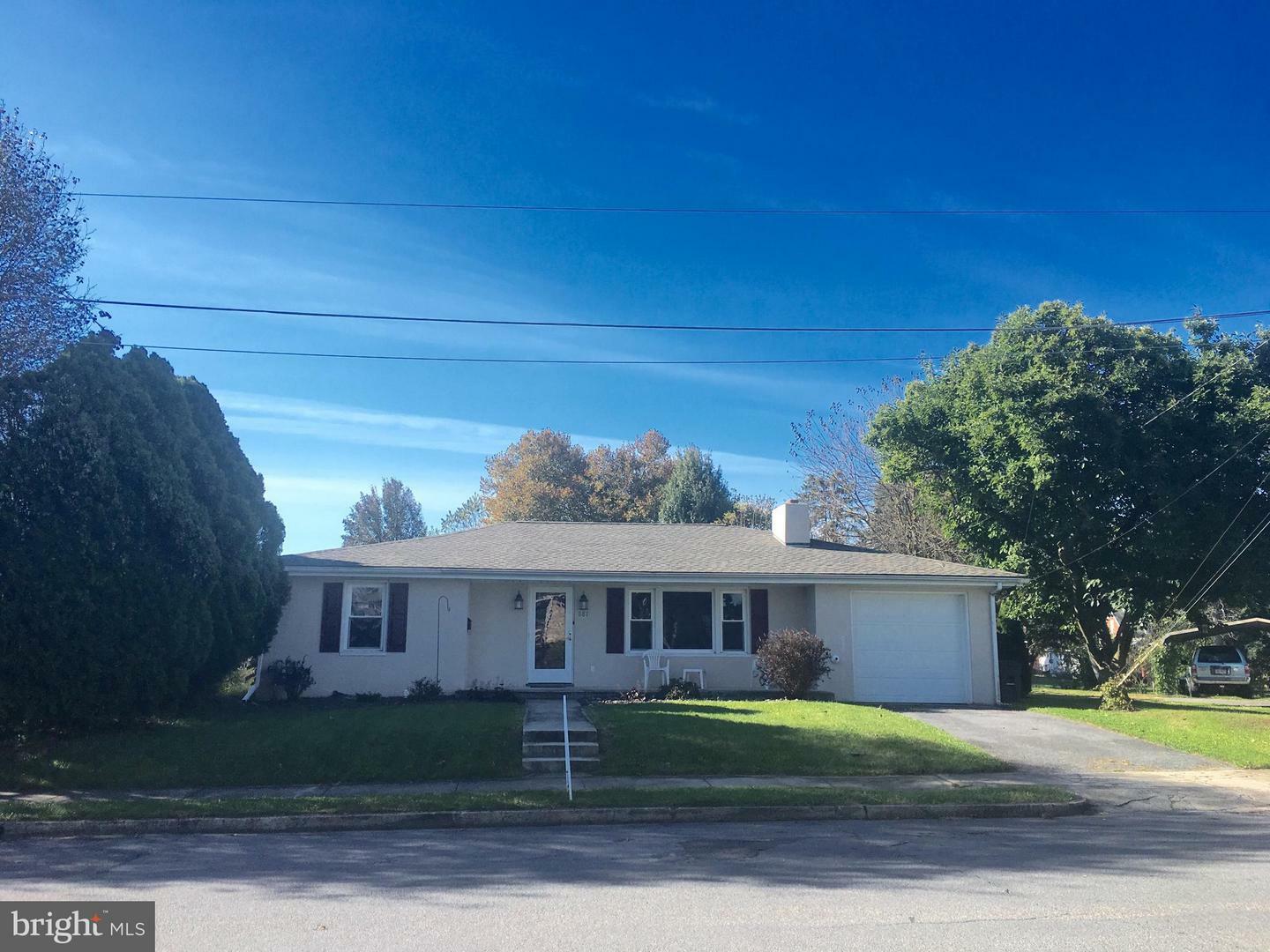 Property Photo: 881 Middle Street PA 17201