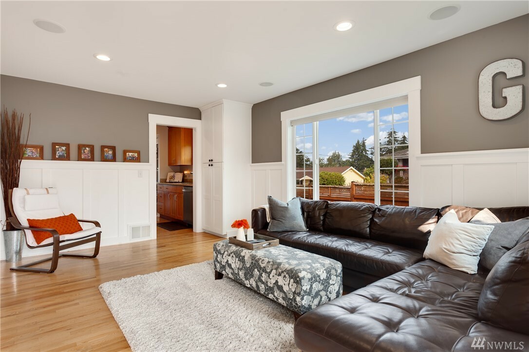 Property Photo: 9757 Palatine Ave N WA 98103