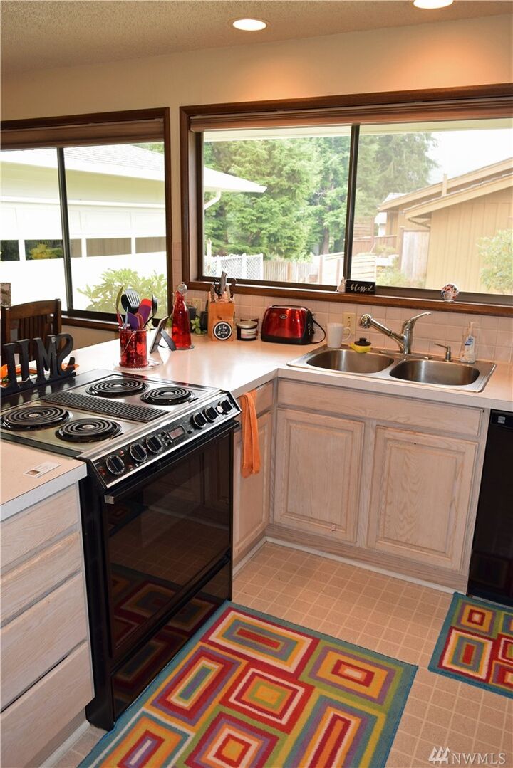 Property Photo: 1811 Graves Ave WA 98520