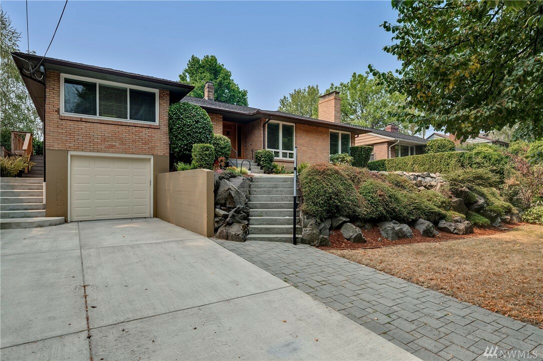 Property Photo:  2511 Lake Washington Blvd E  WA 98112 