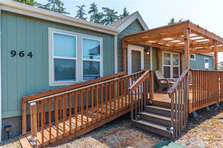 Property Photo:  964 Donald Ave  WA 98277 