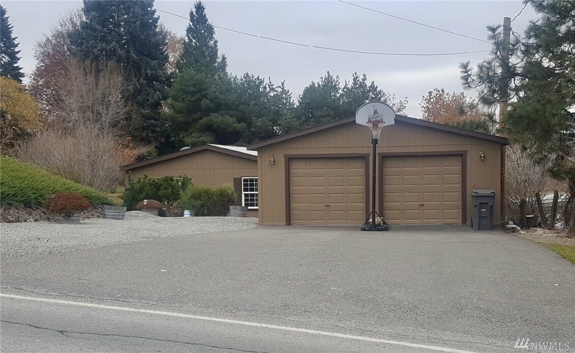 Property Photo: 156 27th St NE WA 98802