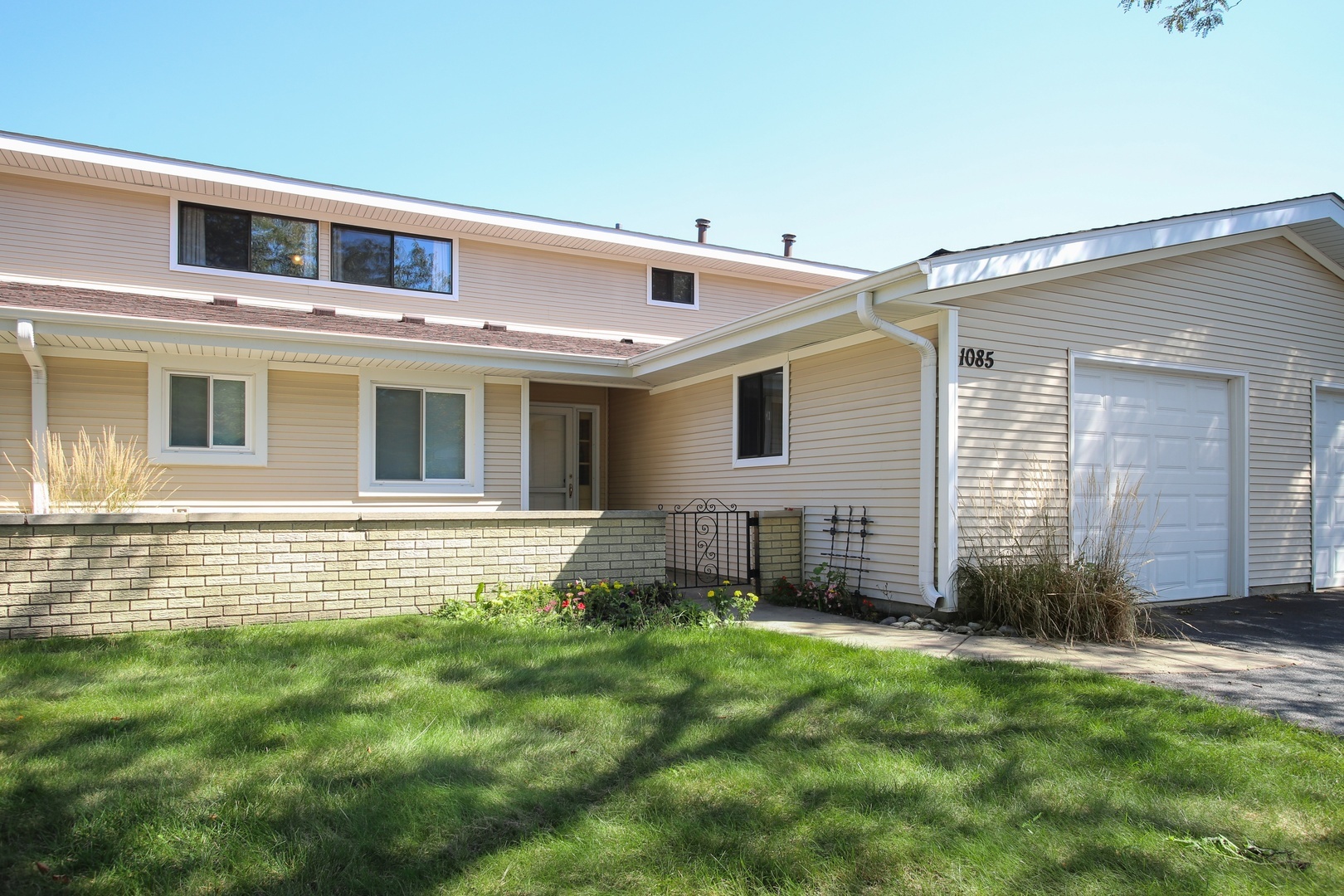 Property Photo:  1085 Taunton Court 1085  IL 60193 