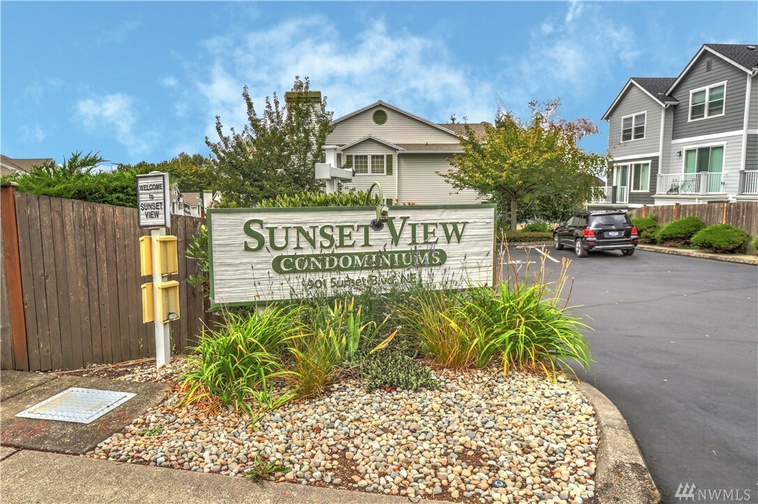 Property Photo:  901 Sunset Blvd NE A 302  WA 98056 