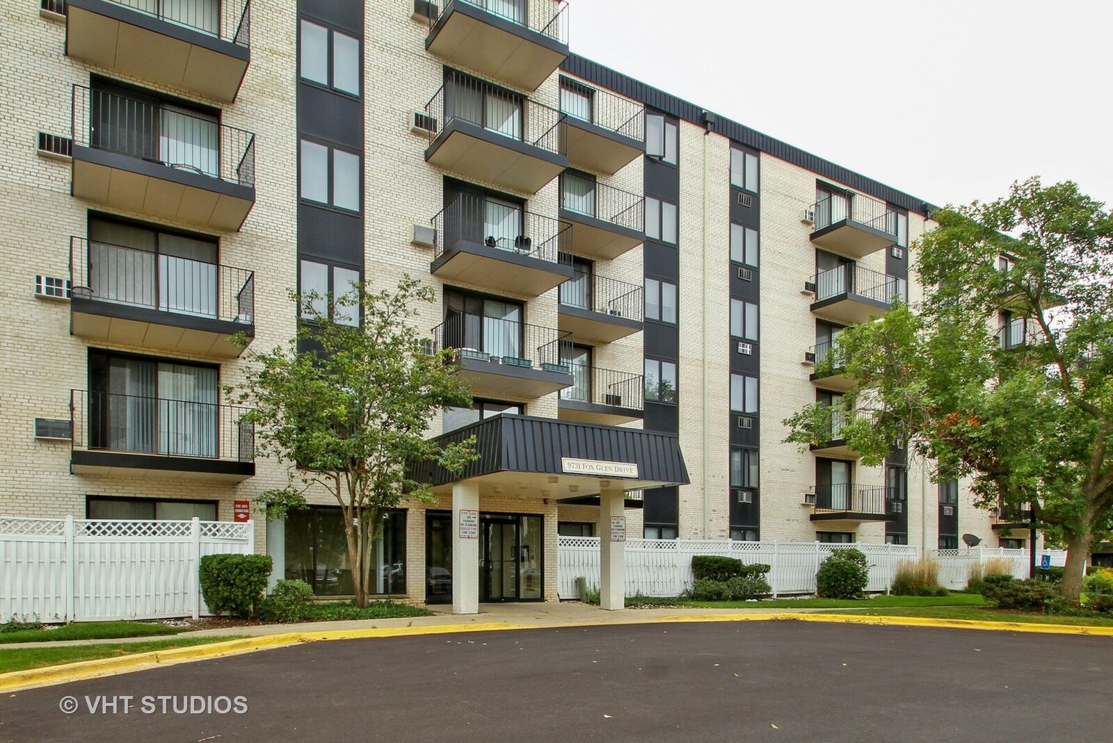 Property Photo: 9731 North Fox Glen Drive 4B IL 60714