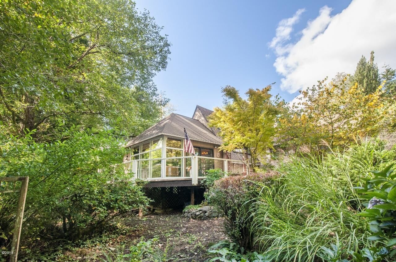 Property Photo: 702 N Wayside Loop OR 97368