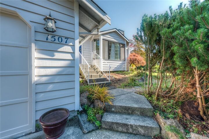 Property Photo:  1507 51st Place SW  WA 98203 