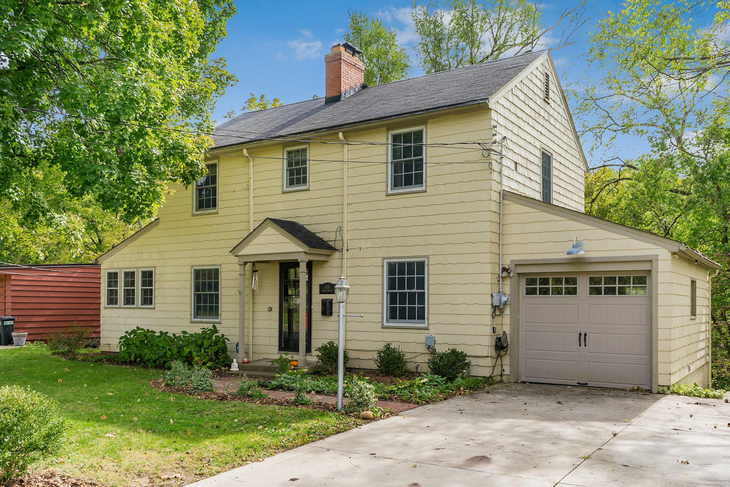 Property Photo: 325 E New England Avenue OH 43085