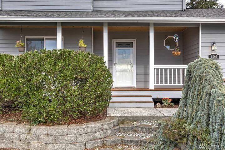 Property Photo:  1590 SW 7th Ave  WA 98277 