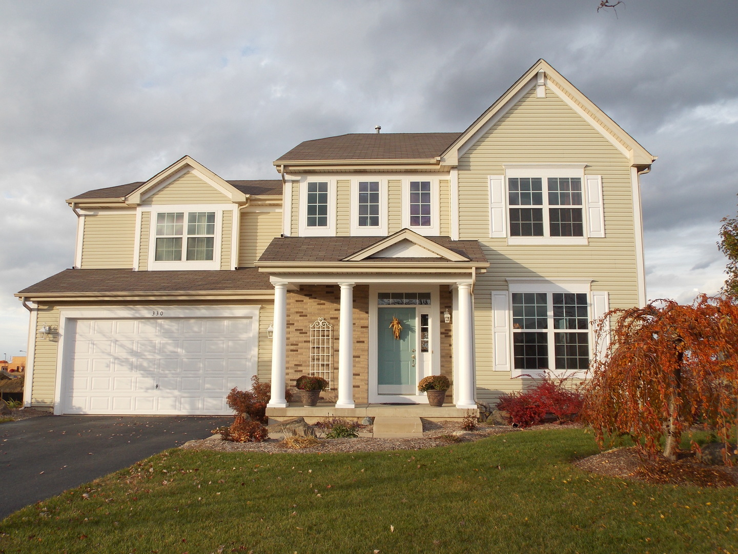 Property Photo: 330 Hemlock Lane IL 60543