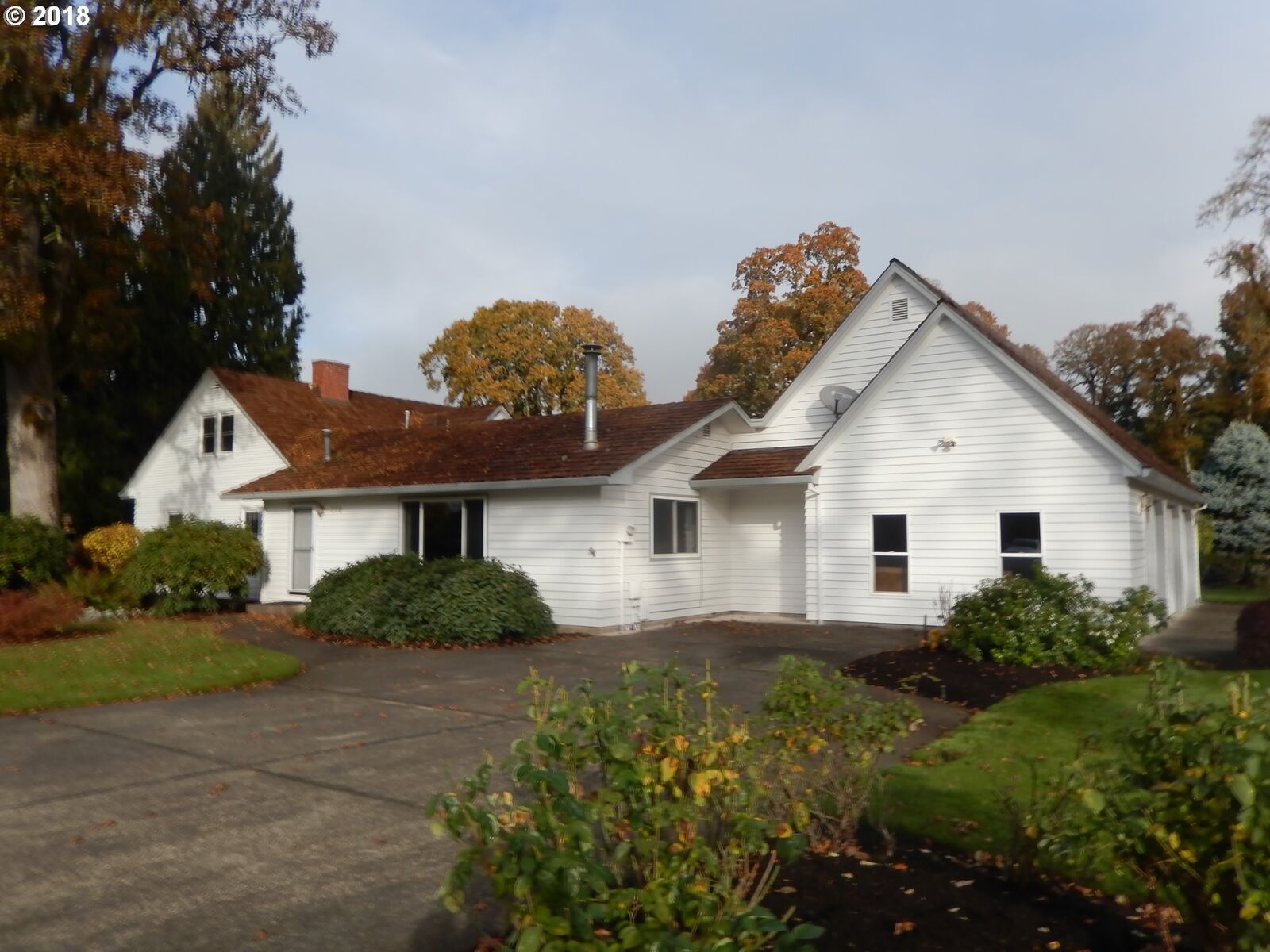 Property Photo:  775 NE Rogahn St  OR 97124 