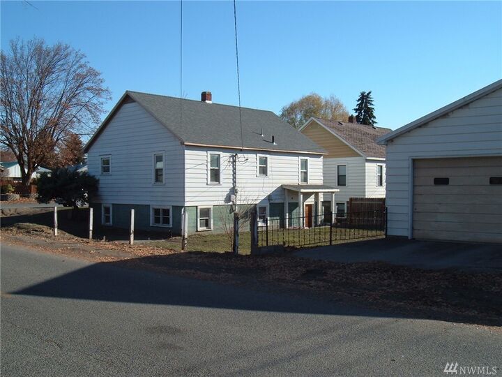 Property Photo:  304 Cedar St S  WA 98841 