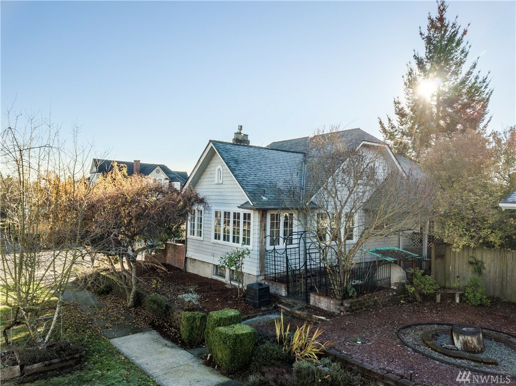 Property Photo:  818 N Alder St  WA 98406 