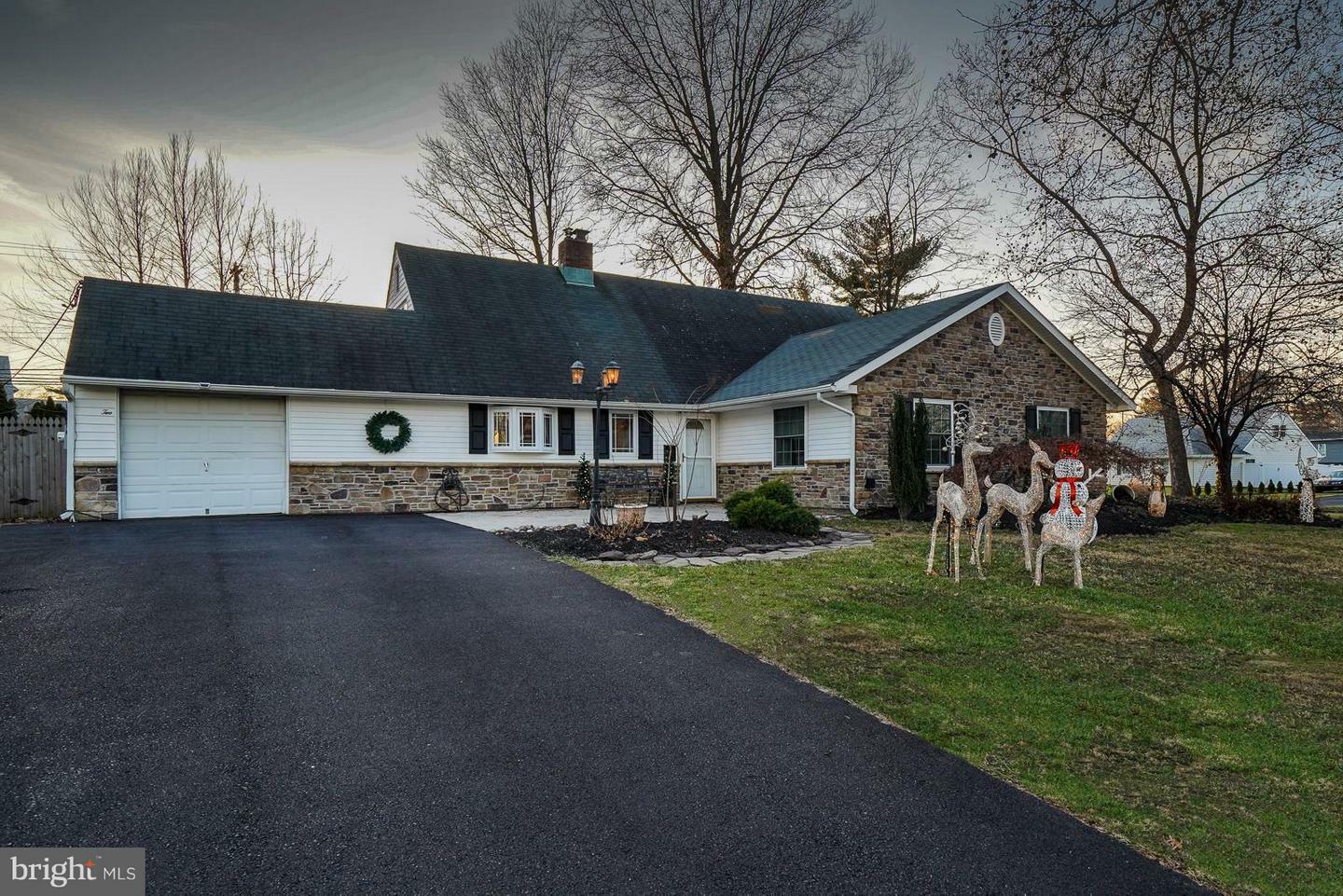 Property Photo:  2 Shadywood Road  PA 19056 