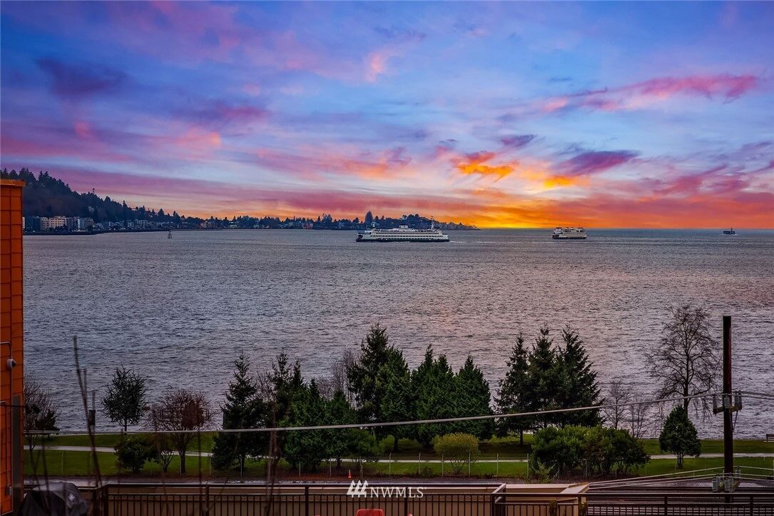 Property Photo:  601 W Mercer Place 102  WA 98119 