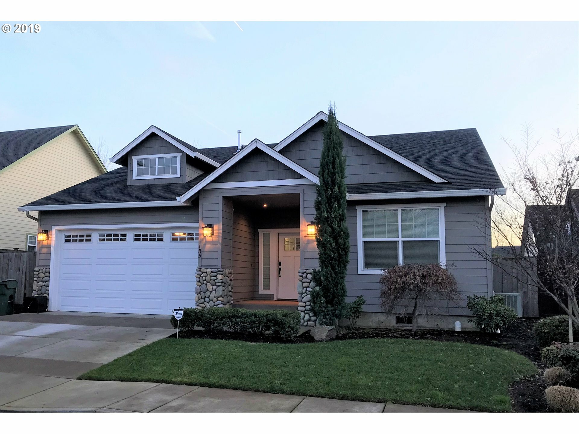 Property Photo: 1135 Green Meadows Ave OR 97448