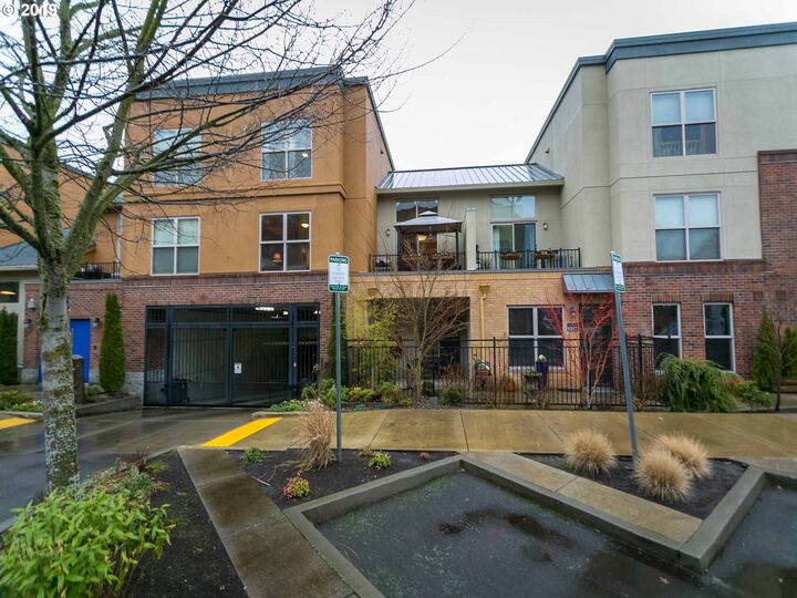 6211 NE Carillion Dr 205  Hillsboro OR 97124 photo