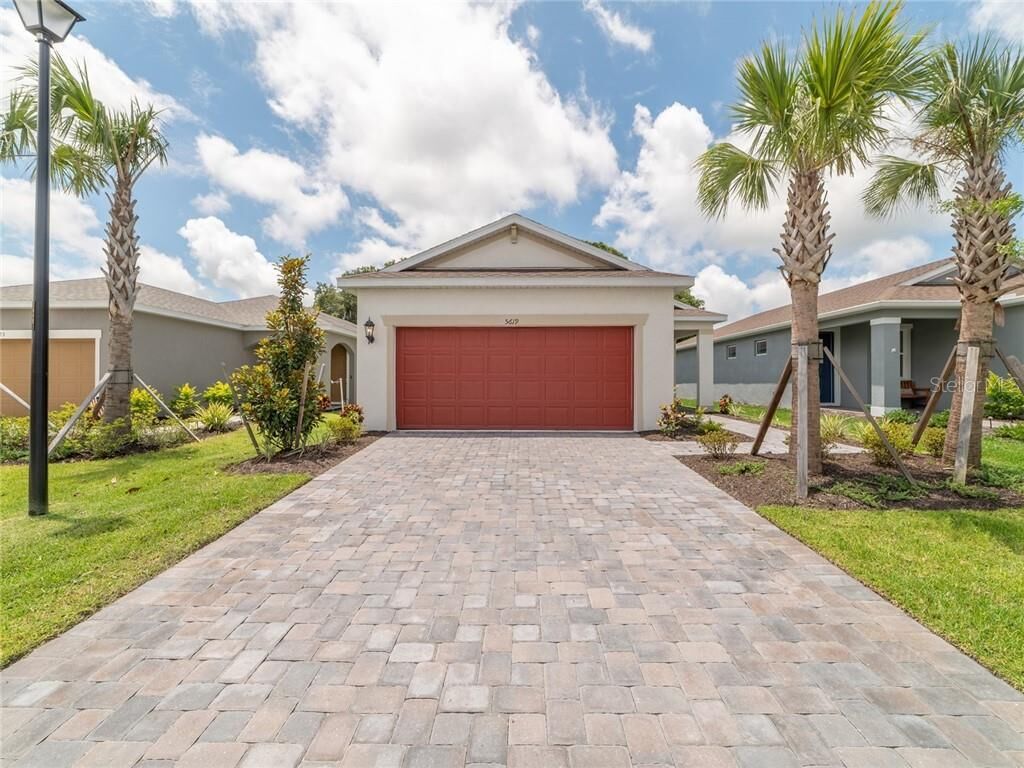 Property Photo:  5619 Los Robles Court  FL 34221 