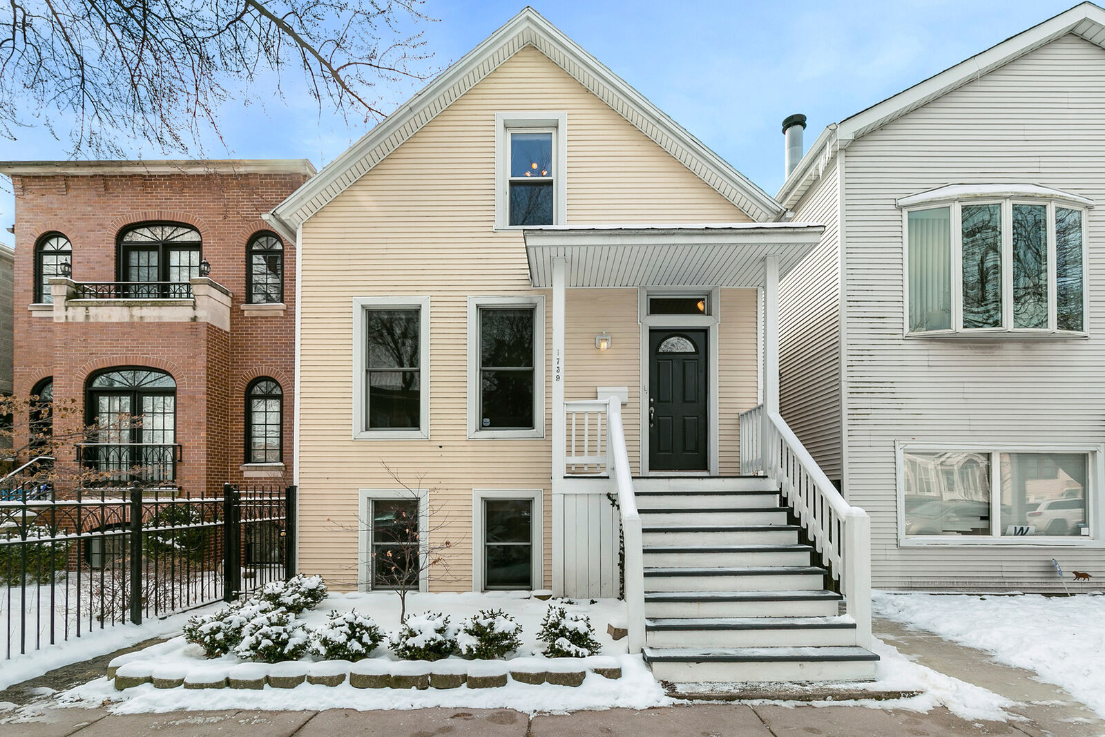 Property Photo: 1739 W Newport Avenue IL 60657