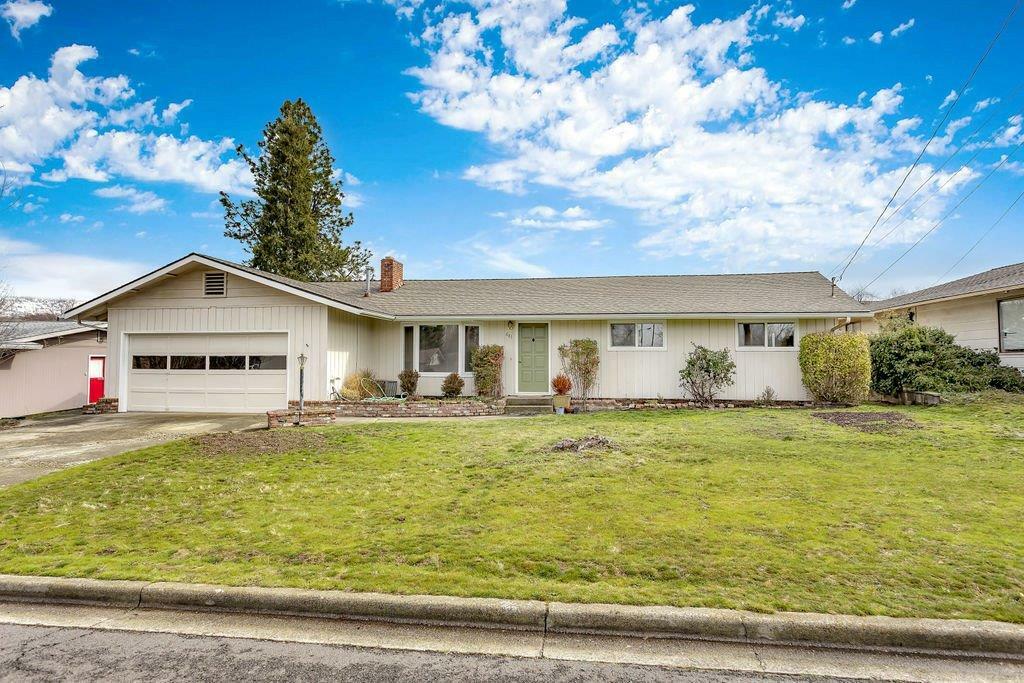 Property Photo:  881 Olympic Avenue  OR 97501 