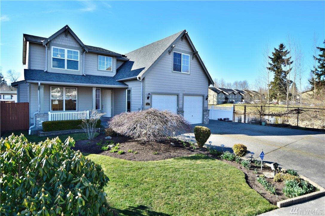 Property Photo:  217 Eastgate Ave N  WA 98047 