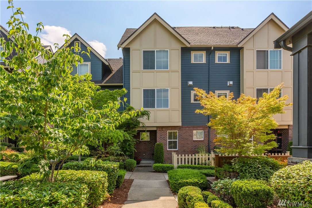 Property Photo:  927 4th Ave NE  WA 98029 