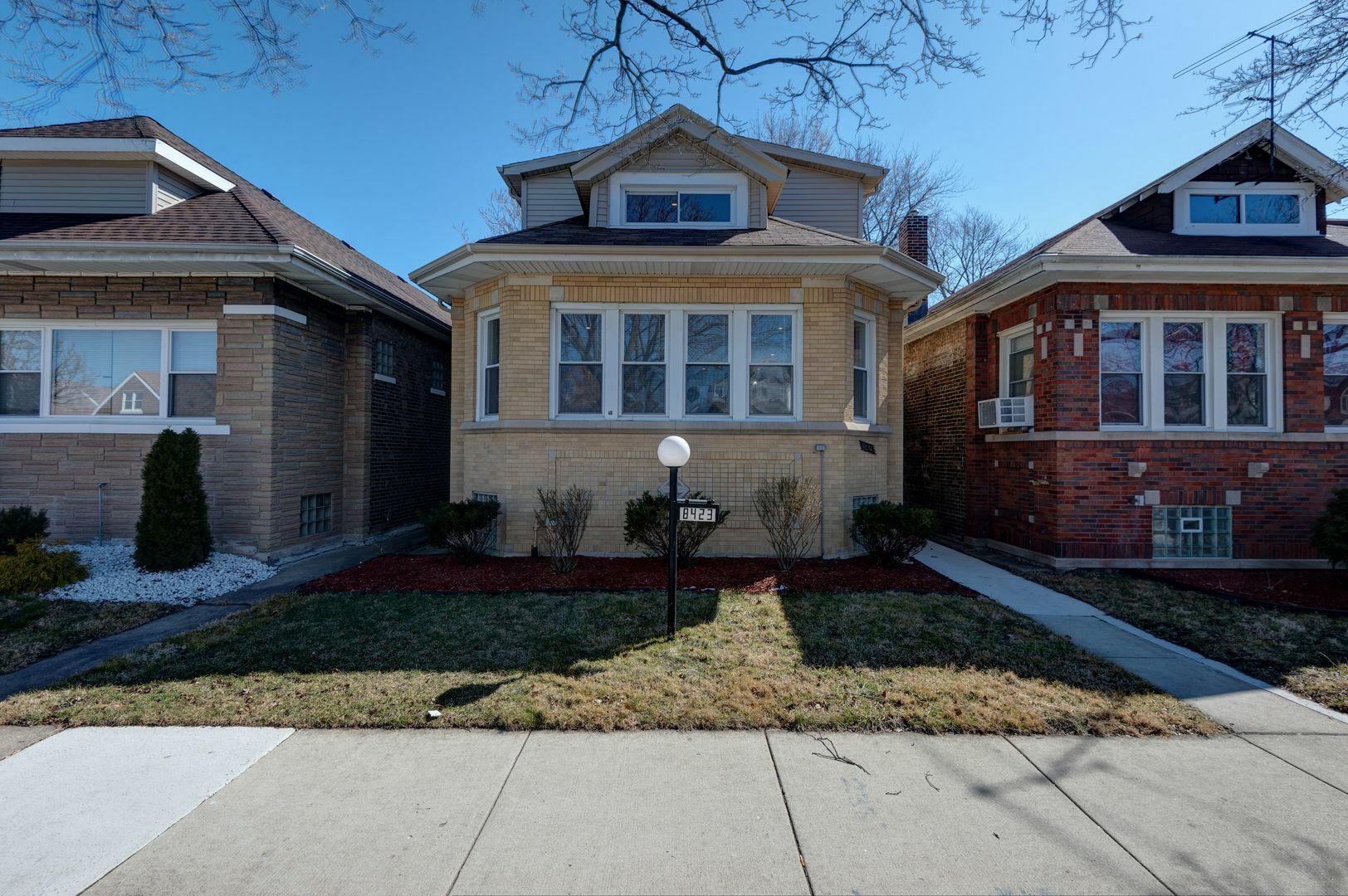 Property Photo:  8423 South Crandon Avenue  IL 60617 