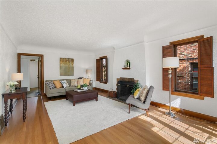 Property Photo: 4332 NE 43rd St WA 98105