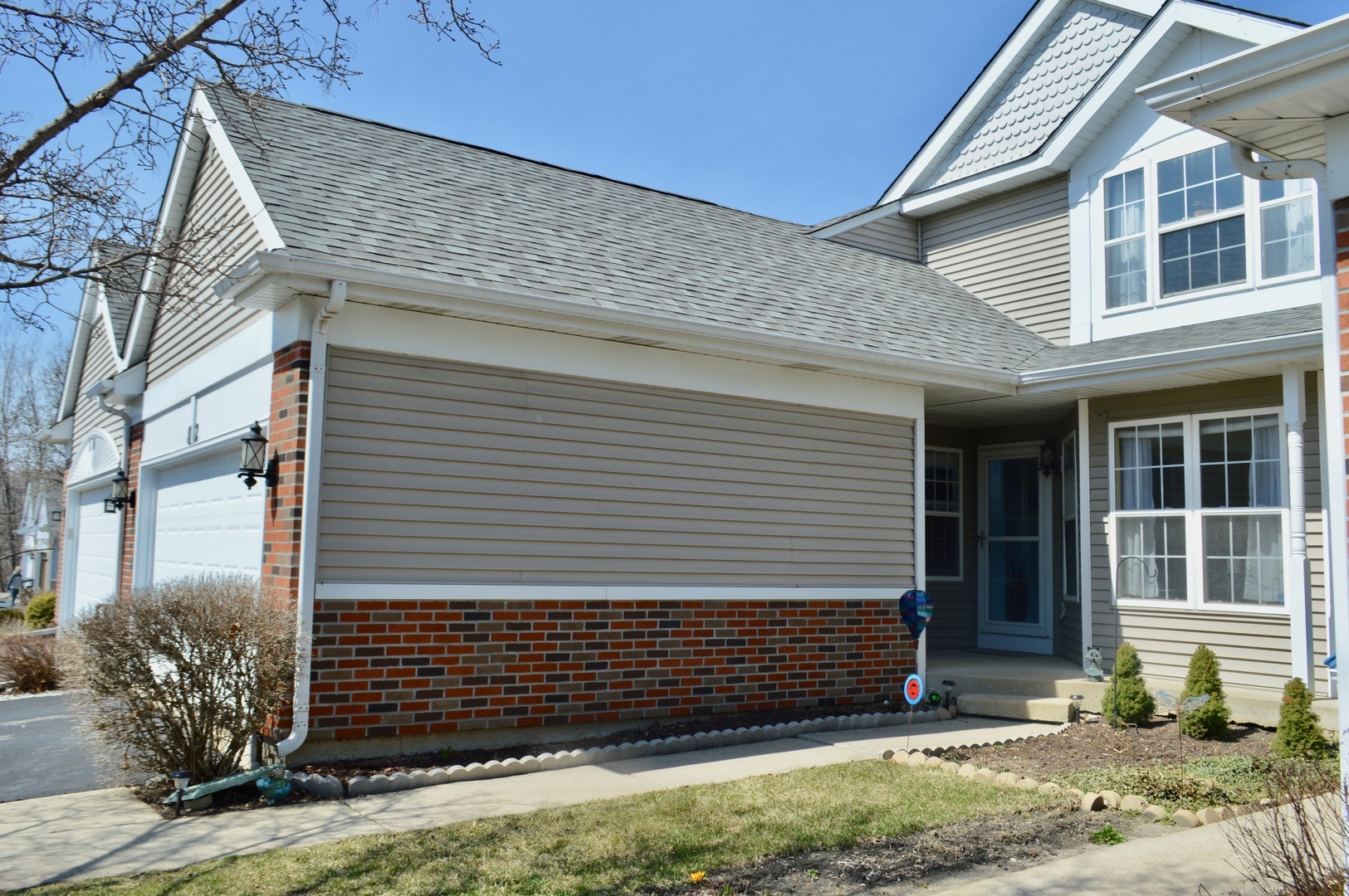 Property Photo: 812 Twelve Oaks Parkway IL 60098